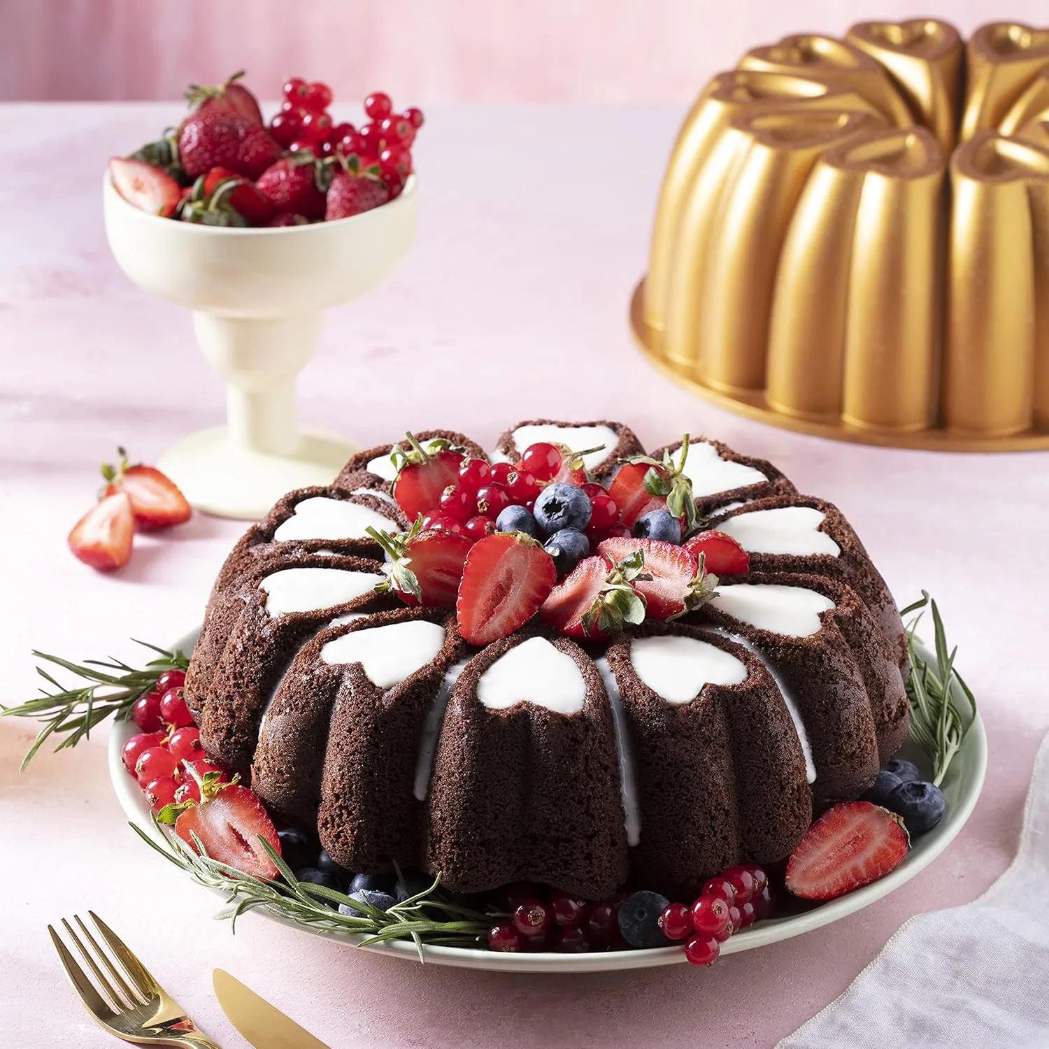 Heart Shape Aluminum Cake Pan, Titanium Coating, Non-Stick, 12 Cups, Heavy Duty, Gifts for Mom, Bundt Cake Pan, 10 Inch Baking Mold, Cast Aluminum Fluted Tube Pan, Easy to Clean (Gold)